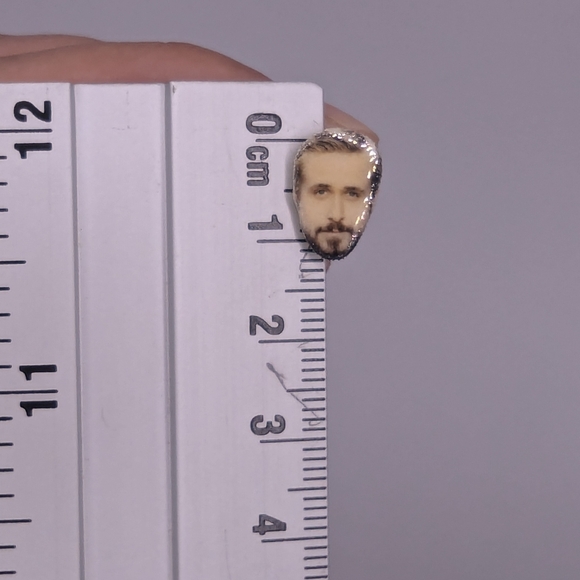 Tiny Ryan Gosling earrings - Picture 4 of 4